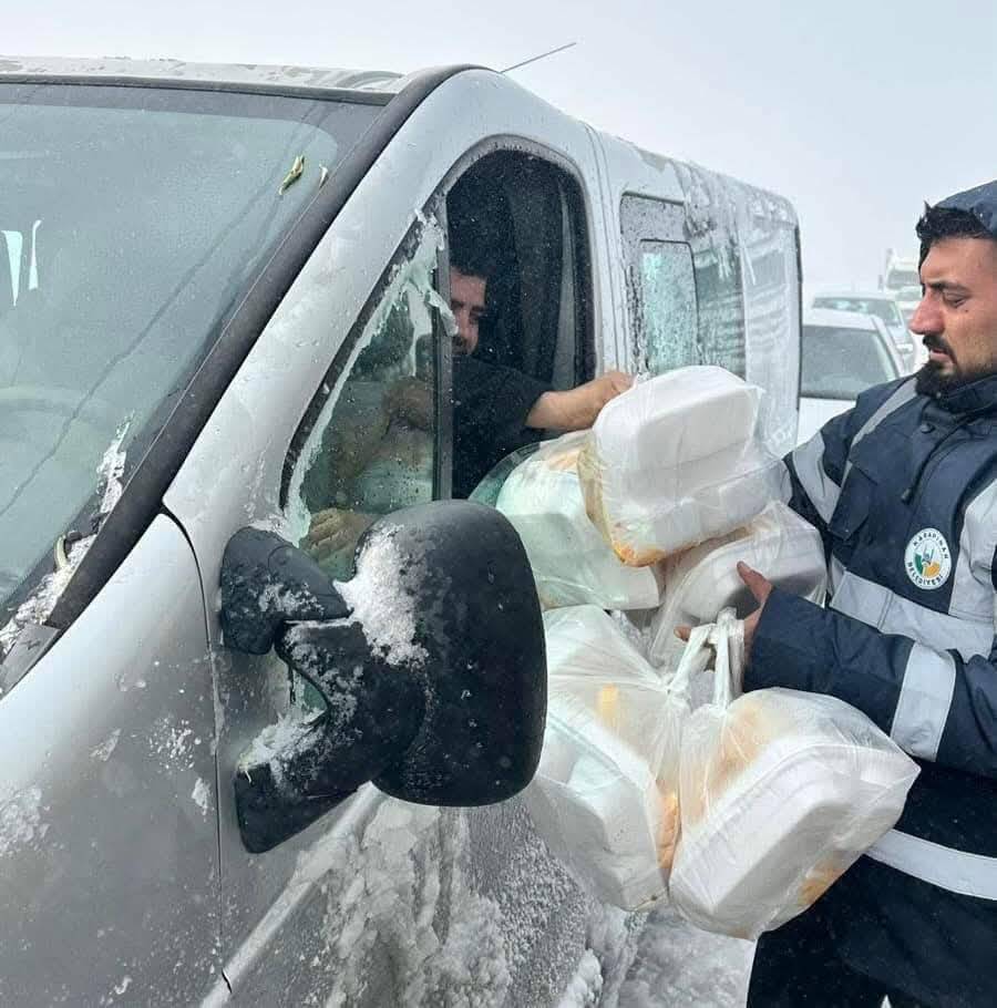 Konya’da bir düğün sahibi yolda kalanlar için yaptığıyla gönülleri fethetti 11